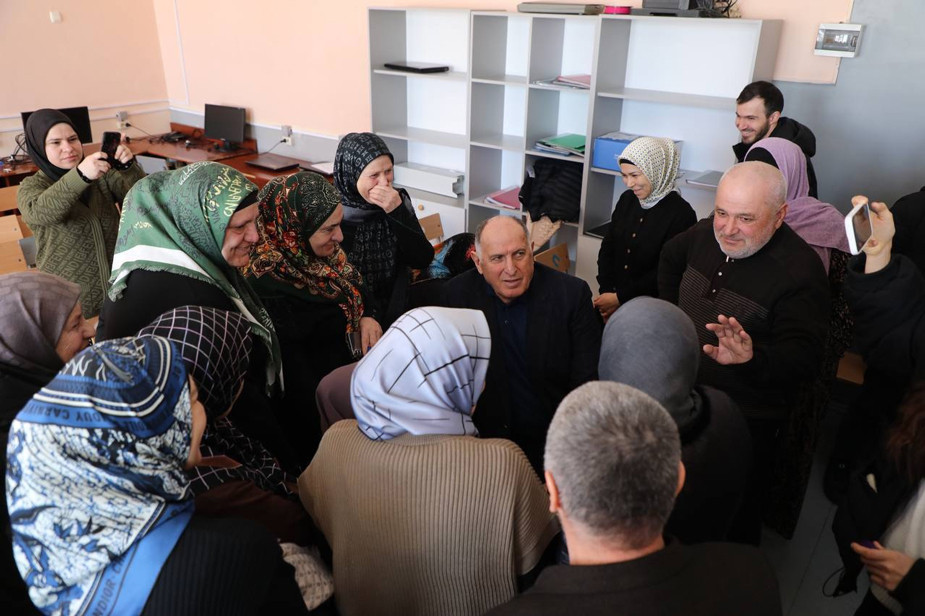 Встреча председателя Правительства Дагестана Абдулмуслима Абдулмуслимова с педагогами школы в селе Хубар. Фото: пресс-служба Правительства Дагестана