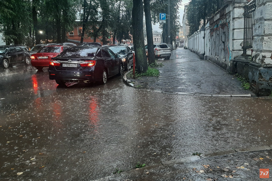 Порой ярославцам приходится обходить большие лужи по проезжей части, вода с которой стекает на пешеходную инфраструктуру