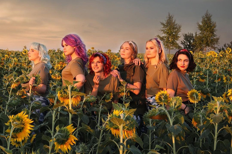 Надин Грейслер (вторая слева) и другие волонтерки из «Армии красоток», которая прекратила работу в 2023 году