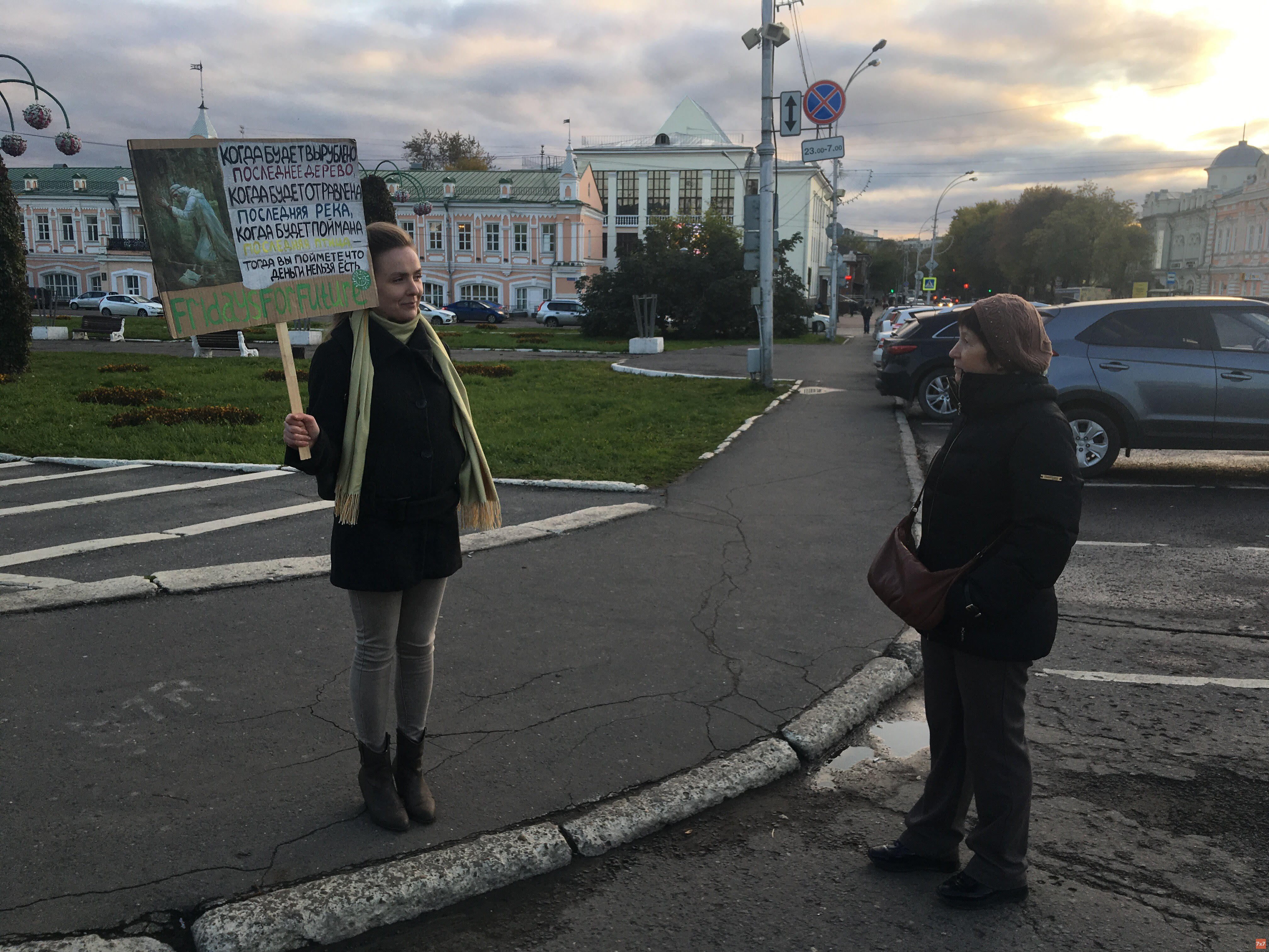 Ксения Сахарова (слева)