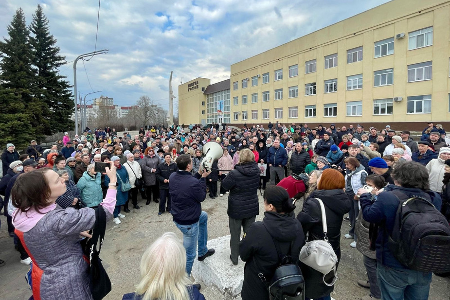 Саратовцы в парке «Территория детства» во время встречи с депутатом Госдумы от КПРФ Ольгой Алимовой, 22 марта 2025 года. Фото: Ольга Алимова / VK