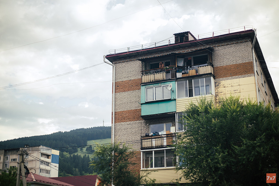 Большинство домов Горно-Алтайска — невысокие хрущевки. Фото «7х7»