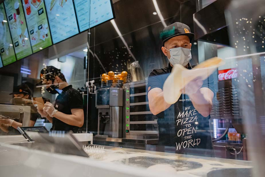 Основатель компании «Додо Пицца» Федор Овчинников решил остаться в России и сказал, что не может бросить своих сотрудников 