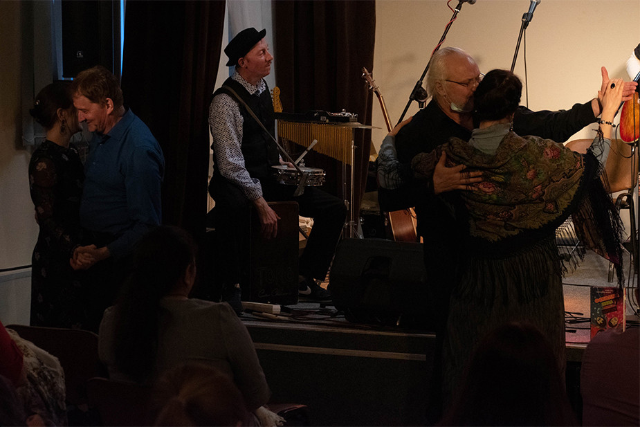 Игорь Кузнецов (в паре справа) танцует фламенко