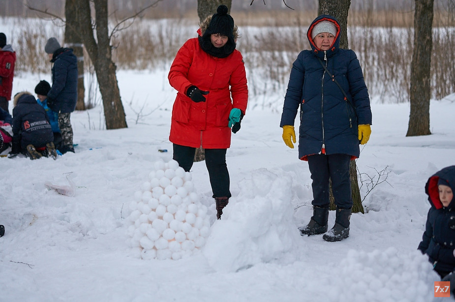 Поначалу фонари рушились, свечи не горели на ветру, но в итоге участники смогли завершить работу