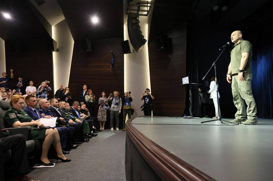 Артём Жога на открытии форума волонтеров и гражданских активистов УрФО «Патриоты Урала» на площадке Ельцин Центра, июнь 2025 года. Фото: пресс-служба полномочного представителя Президента в УрФО