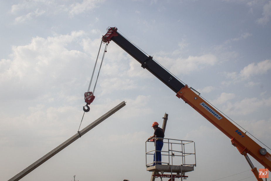 Спасатели, разгребающие обломки автосервиса