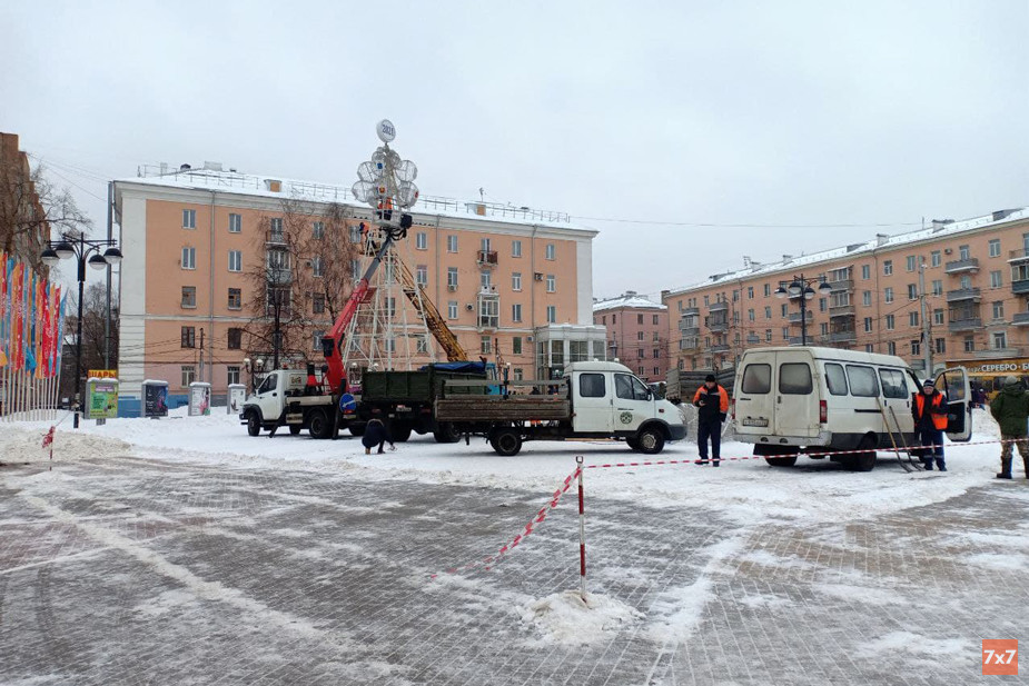 Демонтаж елки в Рязани. 