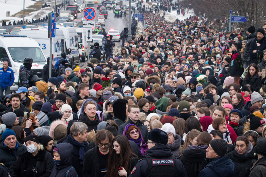 Желающие проститься с Алексеем Навальным около Борисовского кладбища в Москве в день похорон, 1 марта 2024 года