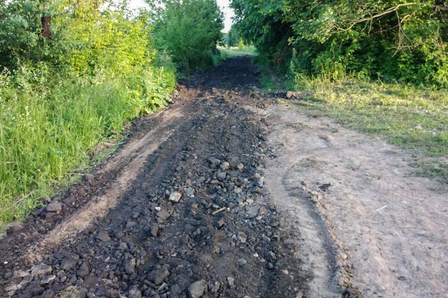 Дорогу к участкам жителям пришлось засыпать за свой счет. Фото Ирины Смирновой