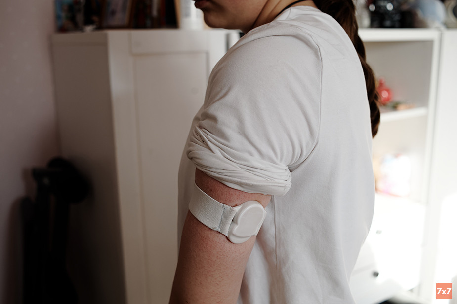 Система непрерывного мониторинга глюкозы в крови, которой пользуется Арина Горбунова. Фото «7х7»