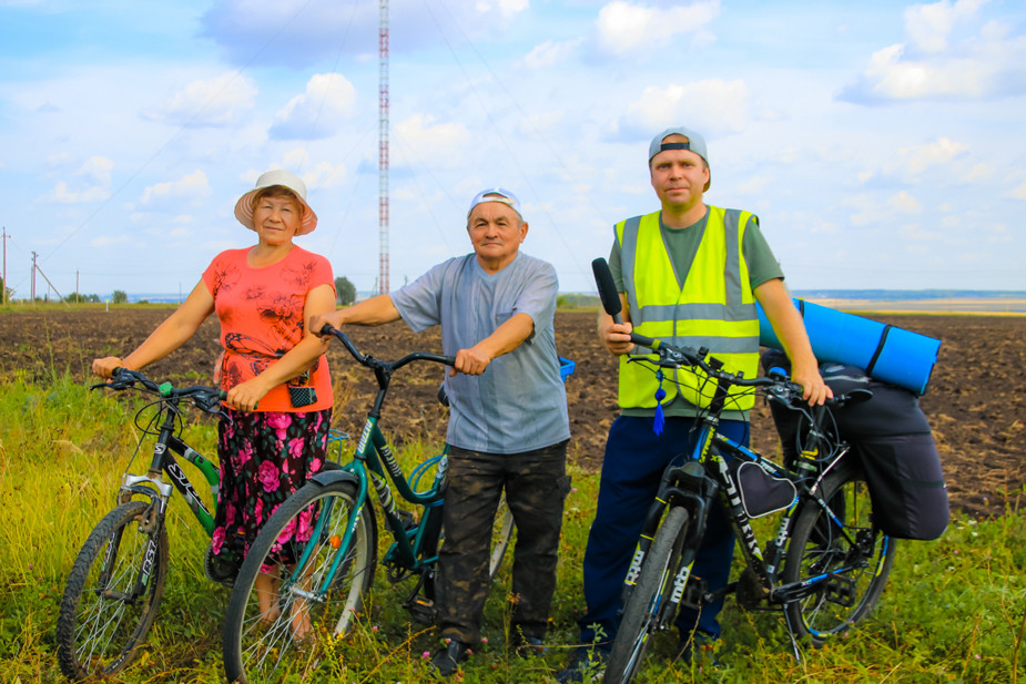 Виктор Чугаров с героями фильма о велодвижении в Чувашии