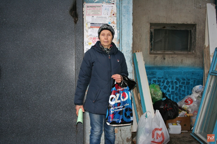 Евгения Муравлева возле дома на улице Чапаева, 28