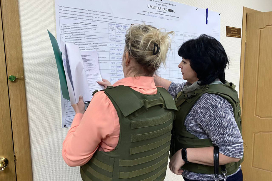 Члены УИК в бронежилетах во время президентских выборов. Фото: избирком Белгородской области / Telegram
