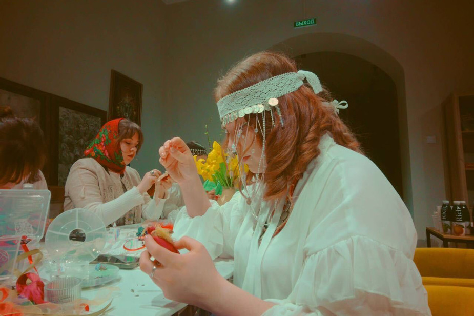 Анна рукодельничает на девичнике для чувашских деятельниц Каç. Фото предоставлено героиней