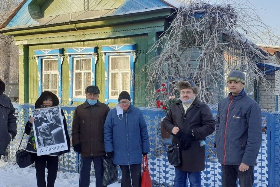 Дважды в год ульяновские активисты возлагают цветы к дому, где жил академик Сахаров