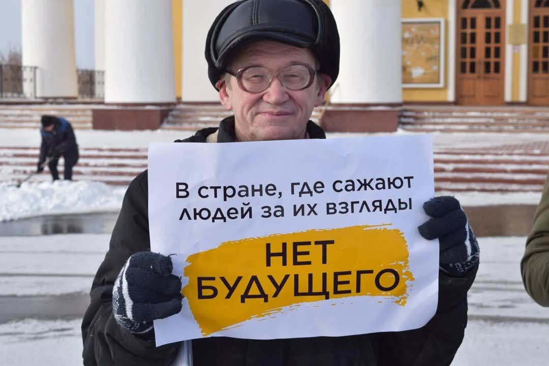 Сергей Марьин на пикете. Фото со страницы героя
