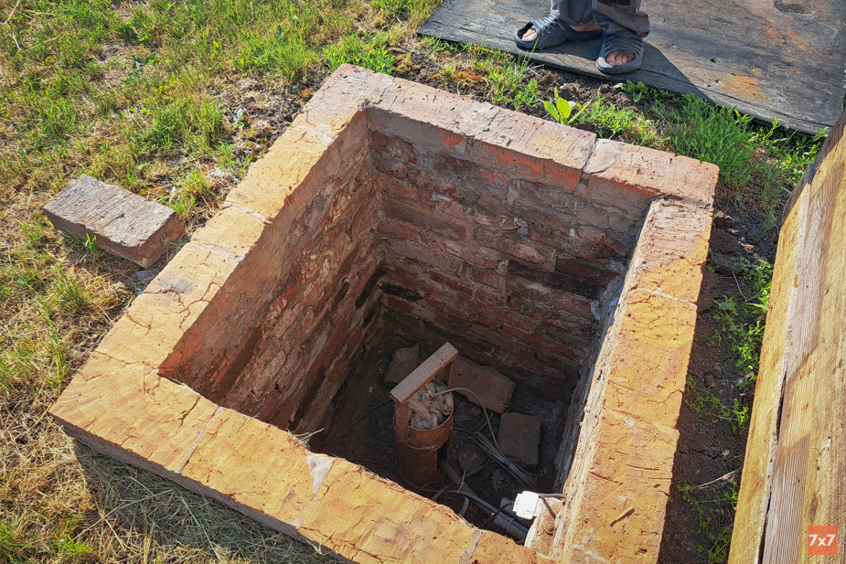 Water from wells is unfit for drinking. Photo 7x7