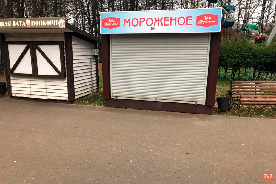 Киоск с мороженым на месте, где была скамейка "с подогревом"