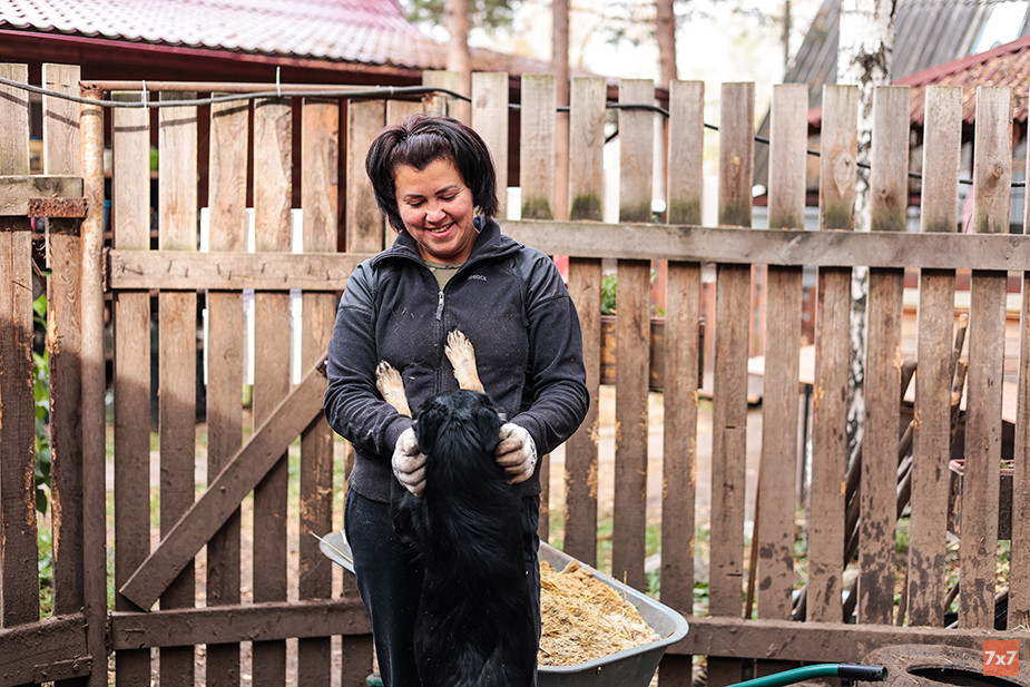 Варвара играет с собакой