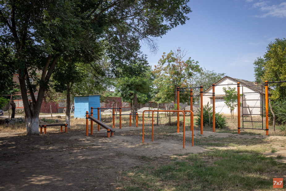 Спортивная площадка на территории школы. Фото «7х7»