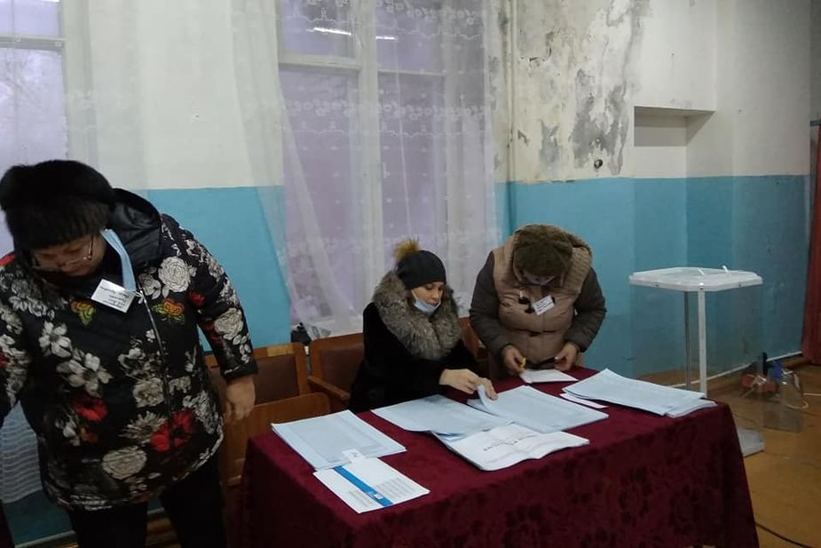 Работники избирательной комиссии на участке в Ногино из-за холода пятый день сидят в верхней одежде