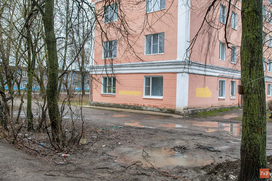 Возле торца дома на улице Ленина, 98 планируют устроить парковку, хотя по СанПиНу ее здесь делать нельзя