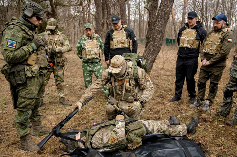 Экс-глава Курской области Роман Старовойт проходит тактическую подготовку с добровольцами народной дружины
