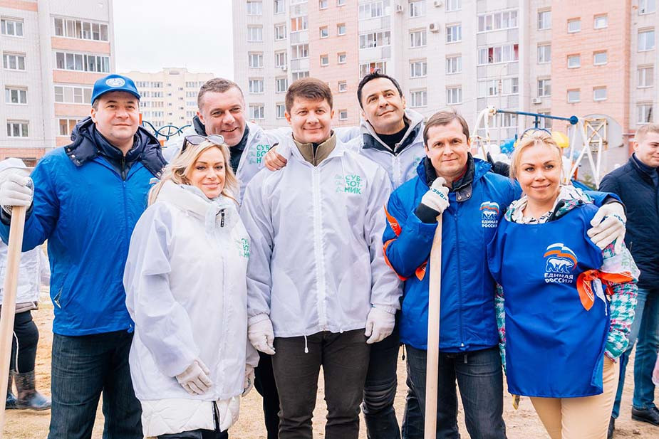 Субботник в Ярославле 13 апреля 2017 года. Вместе с главой города (в центре) мусор убирали певец Стас Костюшкин и певица Наталья Гулькина