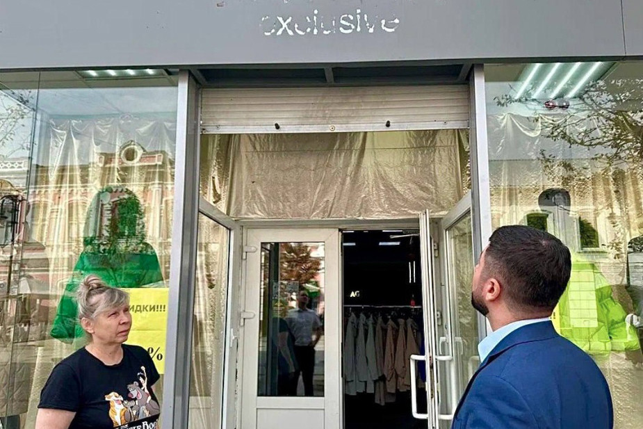 Сотрудники администрации Саратова во время проверки соблюдений правил благоустройства в части запрета использования вывесок на иностранных языках, 3 сентября 2024 года. Фото: пресс-служба администрации Саратова / VK