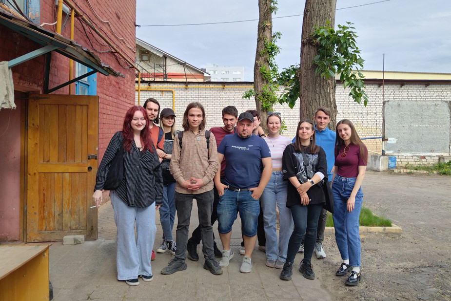 Команда Павла Сычёва (Павел центре, в темно-синей футболке)