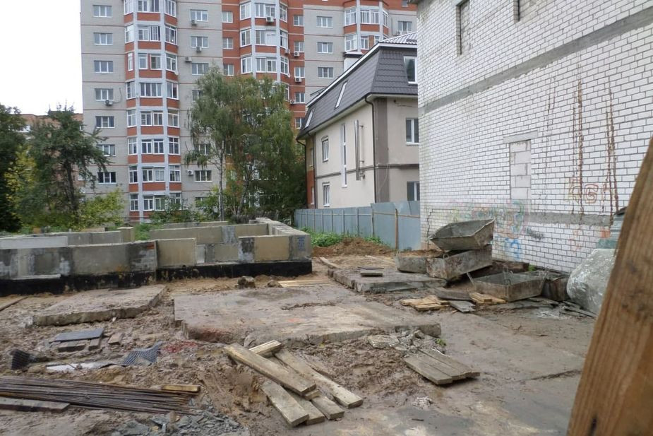 Строительные работы на ул. Щедрина, 16 продолжаются