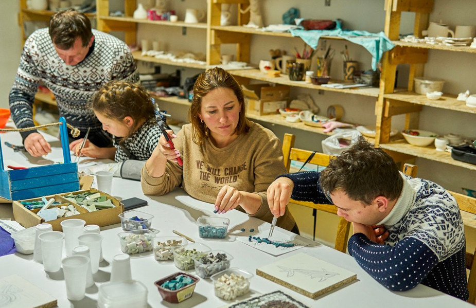 Дети лепят из глины