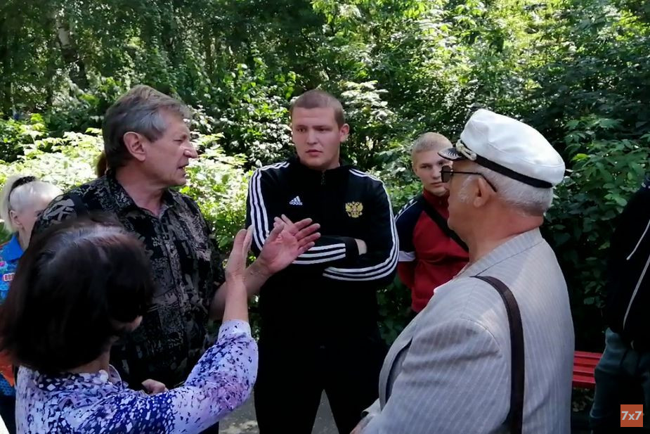 Молодых людей в спортивных костюмах организаторы посчитали провокаторами