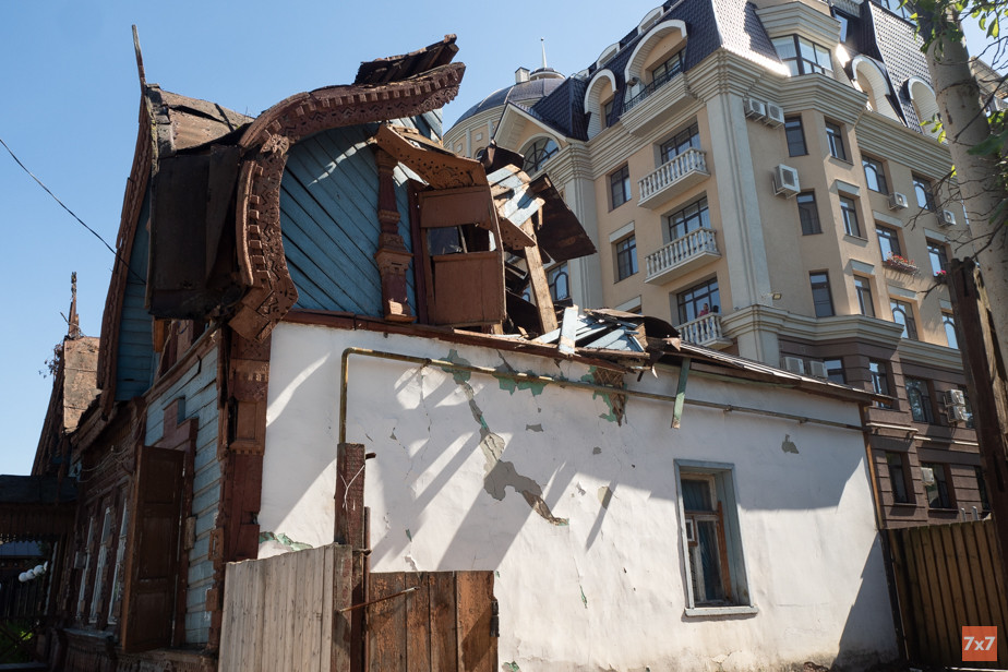 Упавший вяз повредил крышу дома №19