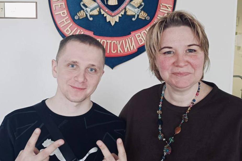 Дмитрий Василец со своим адвокатом после апелляции, где ему сократили срок заключения