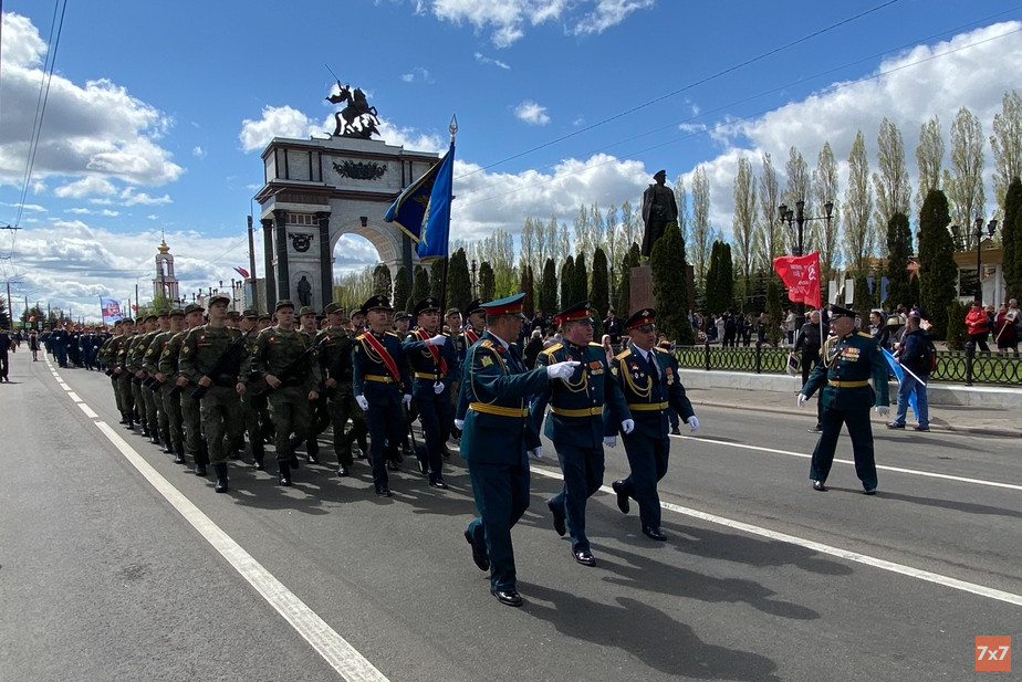 Парад Победы в Курске прошел по проспекту Победы мимо Триумфальной арки