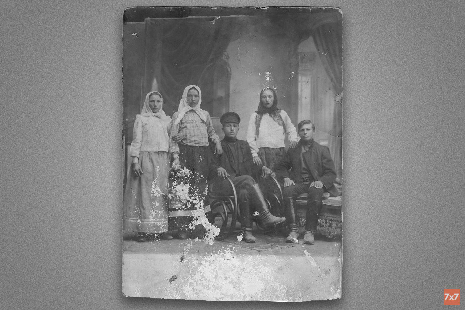 Сергей Дмитриевич и Евдокия Ивановна Мартыновы с родственниками перед уходом мужа на Первую мировую войну