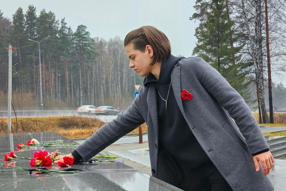 Егор возлагает цветы на мемориале «Маска скорби» в День памяти жертв политических репрессий