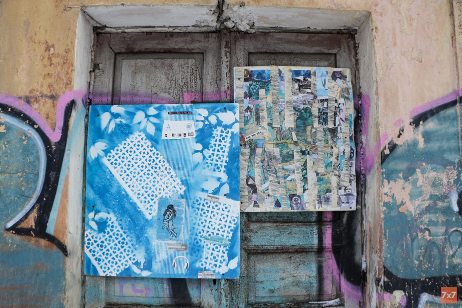Коллажи неизвестных художников на заброшенном здании на улице Толмачева в Екатеринбурге