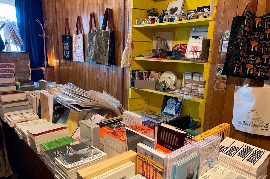 В «Карте мира» можно купить книги современных российских авторов и не только. Фото предоставлено командой магазина