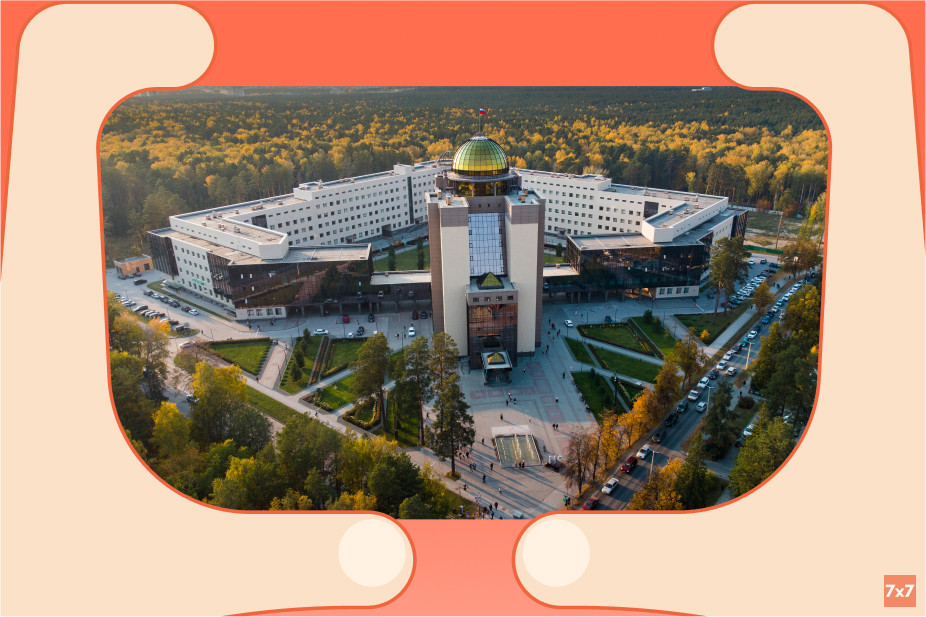 Главный корпус НГУ. Рядом находятся первое здание университета и студенческие общежития. Фото Никиты Дюганова