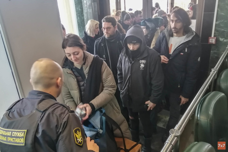 Досмотр на входе в здание суда