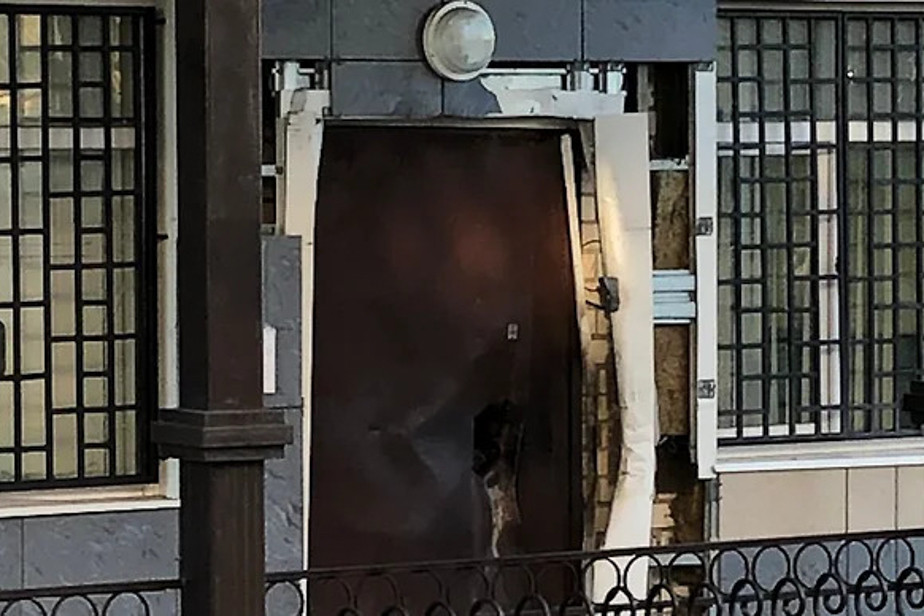 Дверь в здание ОМВД в Лисках Воронежской области