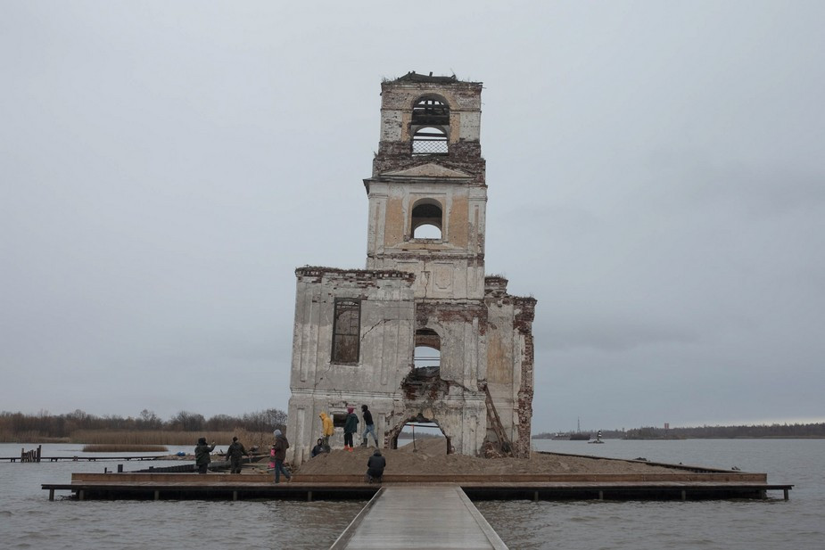 Волонтеры укрепляют берег