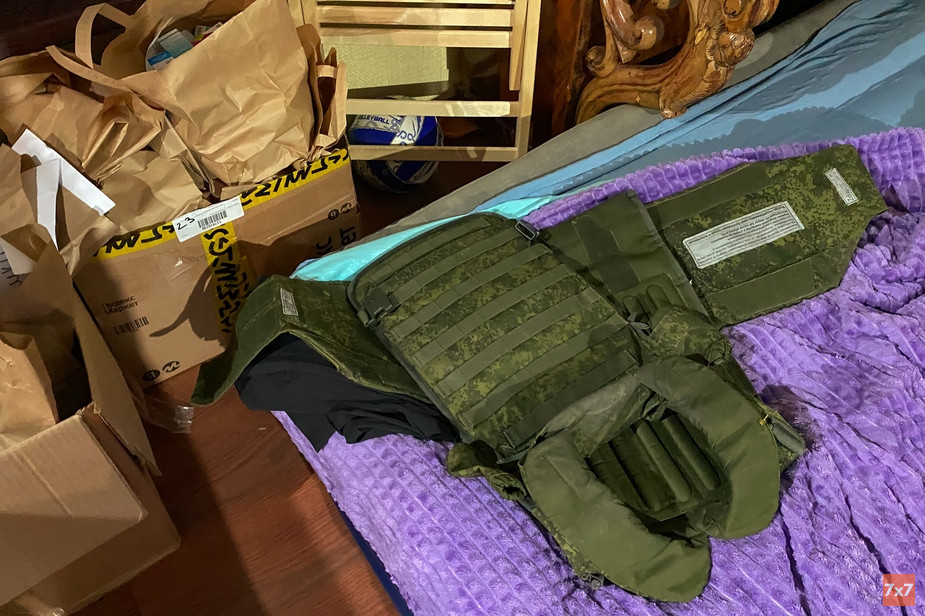 Бронежилет, который Надин купила для своих выездов на территорию Украины