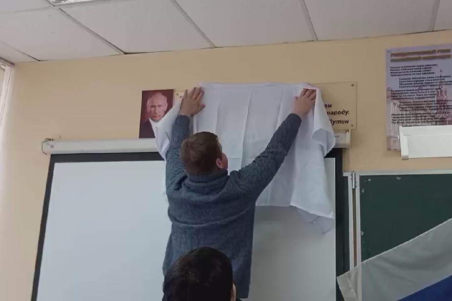 Портрет Владимира Путина после жалобы наблюдателя завесили в кабинете школы, в которой проходят выборы