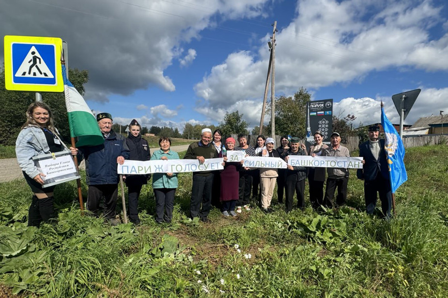 Жители деревни Париж с членами избирательной комиссии