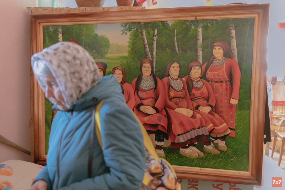 В музее Бурановских бабушек: картина, нарисованная заключенными колонии, в которой выступали бабушки