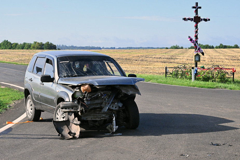 Разбитый гражданский автомобиль на трассе между Курском и Суджей, 8 августа 2024 года. Фото: Анатолий Жданов / Коммерсантъ / Sipa USA / Vida Press